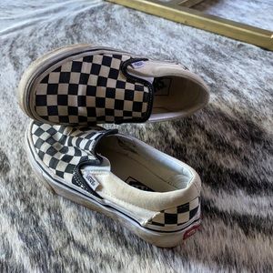 Selling to clear up my closet.